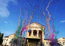 Выстрел стадионного серпантина