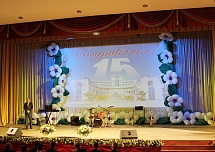 Гирлянды распускающихся цветов