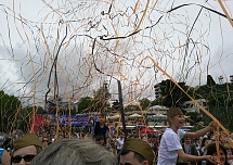 Выстрел стадионного серпантина